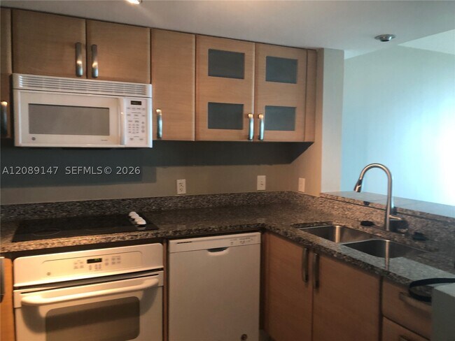 Building Photo - 2101 Brickell Ave