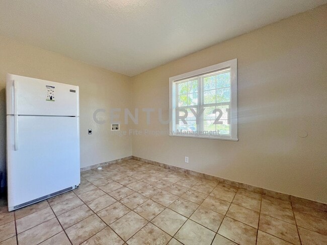 Building Photo - Cozy 1-Story 1/1 Duplex in Castleberry ISD...