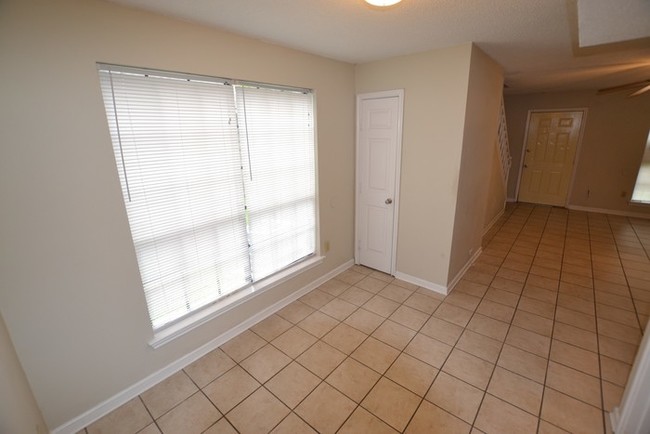 Building Photo - 1110 Willow Creek Dr