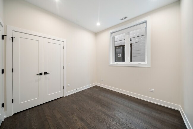 Building Photo - 408 E 50th Pl