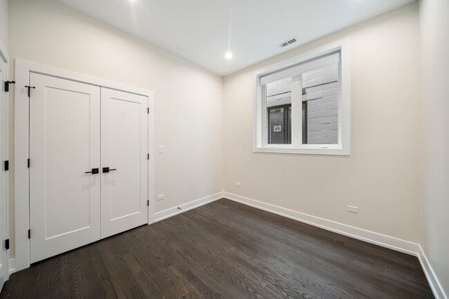 Building Photo - 412 E 50th Pl