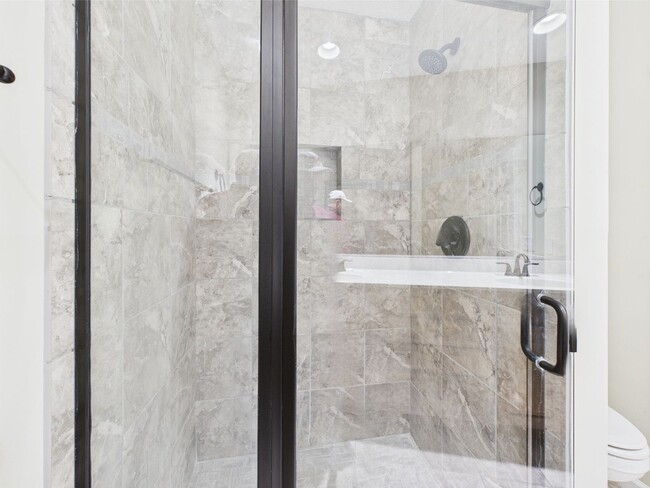 Building Photo - Bright & Spacious 4-Bedroom Home Located i...