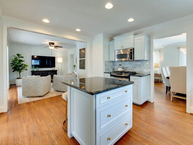 Building Photo - 3221 Sunset Dr
