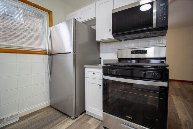 Building Photo - 212 E 142nd Pl