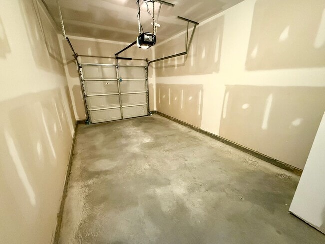 Building Photo - New no-fuss townhome close to everything