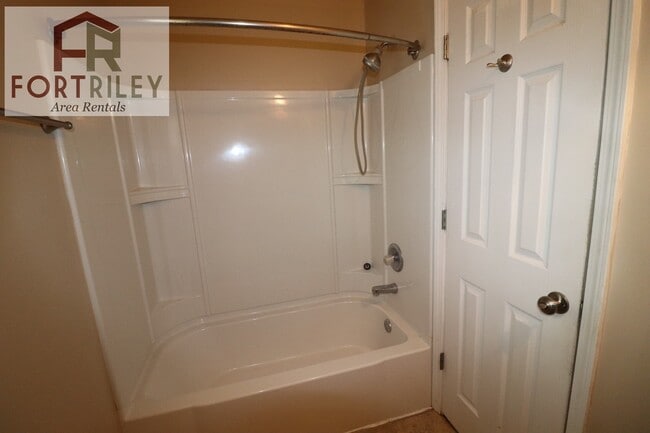 Building Photo - Spacious rental home!