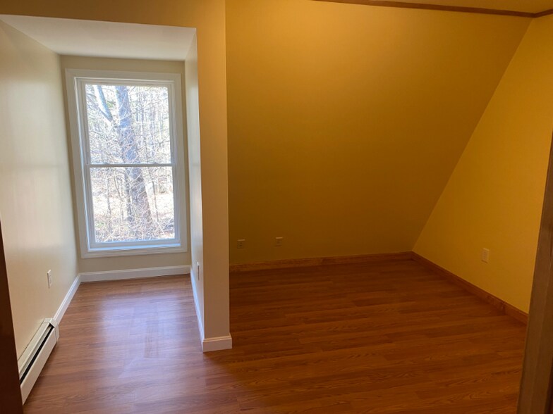 Building Photo - 494 Main St