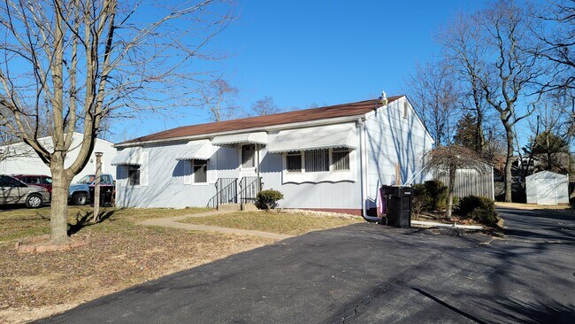 Building Photo - 98 Roosevelt Ave