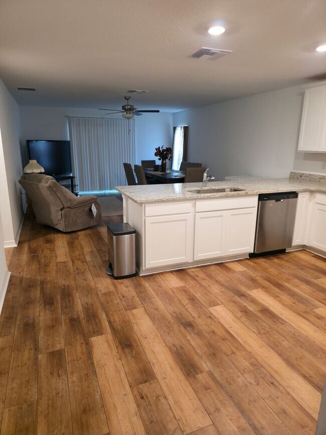 Building Photo - Brand New 3/2/2 furnished close to I75 to commute to Tampa or Ocala.