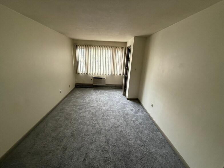 Building Photo - 372 Park St