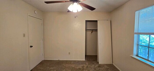 Building Photo - Newly Updated 2 Bedroom 1 Bath Apartment in Hallsville!