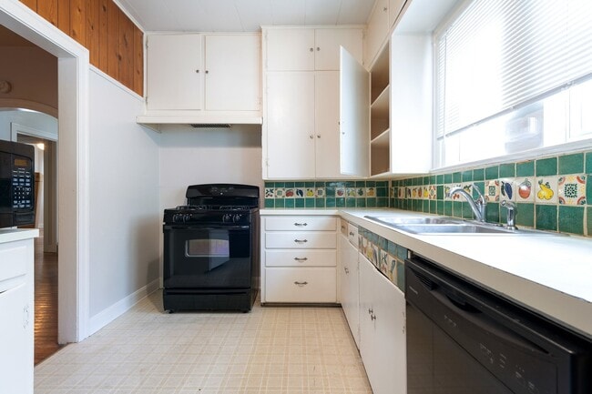 Building Photo - UT PRE-LEASE: 4 bed / 2 bath North Campus ...