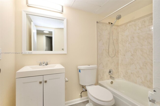 Building Photo - 2821 Somerset Dr