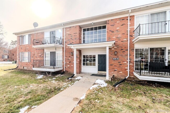 Building Photo - 474 Fox Hills Dr S