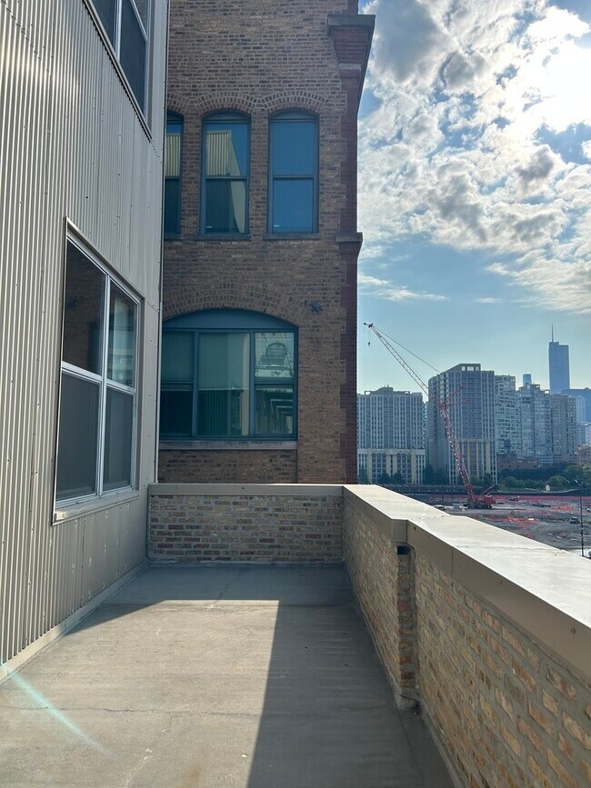 Building Photo - 824 W Superior St