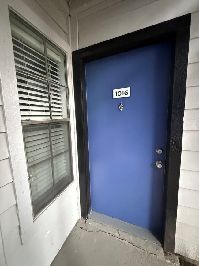 Building Photo - 2701 W Bellfort Ave