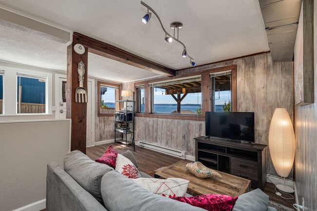 Building Photo - Ocean view 1 bedroom bottom floor unit close to Alki