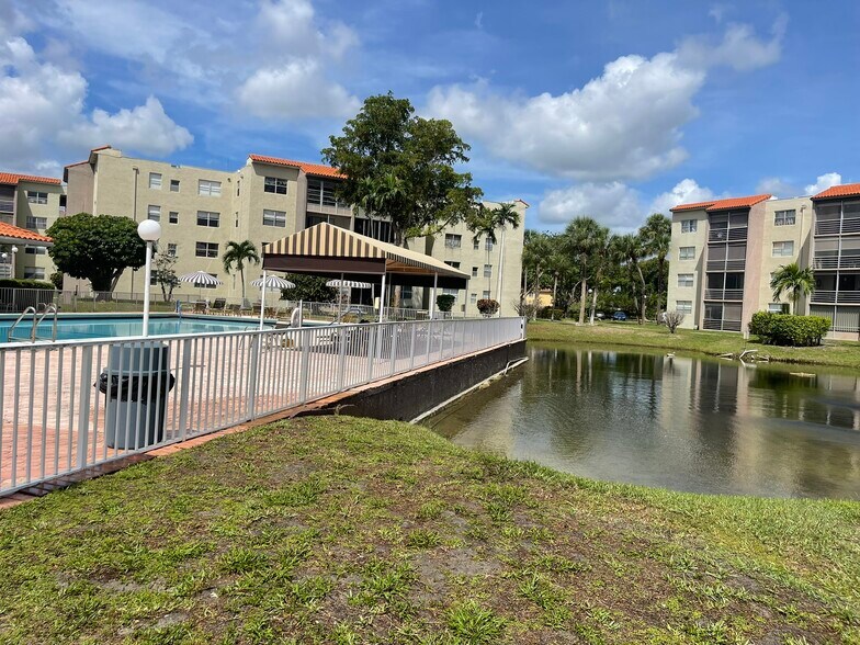 Building Photo - 1820 N Lauderdale Ave