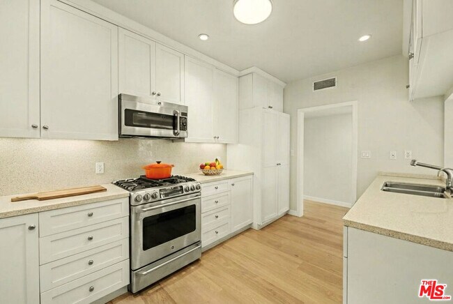 Building Photo - 1021 Westmount Dr
