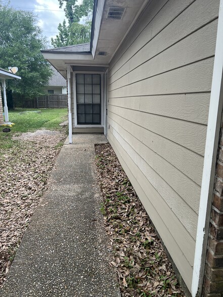 Building Photo - 1127 Willow Creek Dr