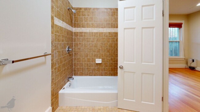 Building Photo - Renovated 2 Bedroom 2 Bath in Columbia Hei...