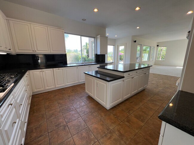 Building Photo - Luxury En Suite Living & Panoramic Views