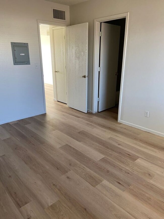 Building Photo - Bright 1 bed with front patio