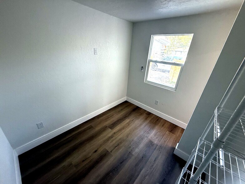 Building Photo - 119 W 26th Ave