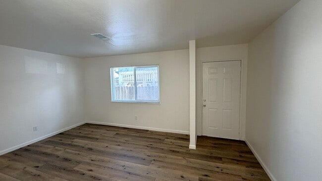 Building Photo - Pittsburg Beautiful fully updated unit, 2 bedroom, 1 bath, luxury vinyl flooring, quartz counters...