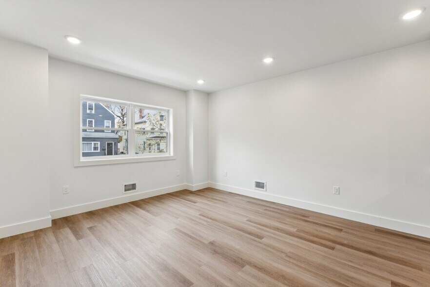 Building Photo - 84 Hollywood Ave