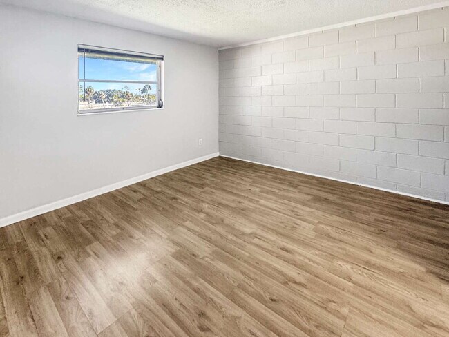 Building Photo - 1852-A Golf View Avenue #10