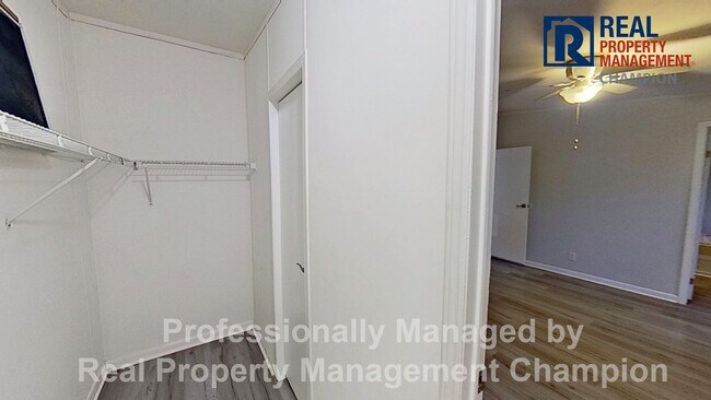 Building Photo - Quiet Country Location in Hampstead