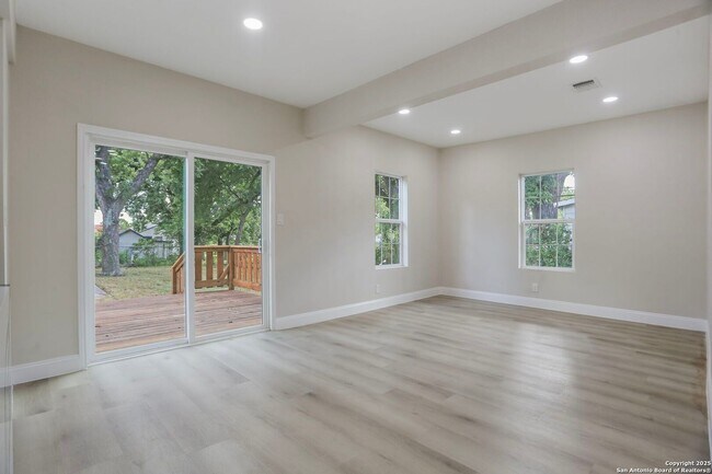 Building Photo - 207 Alvarez Pl