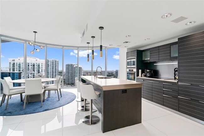 Building Photo - 200 Biscayne Blvd Way