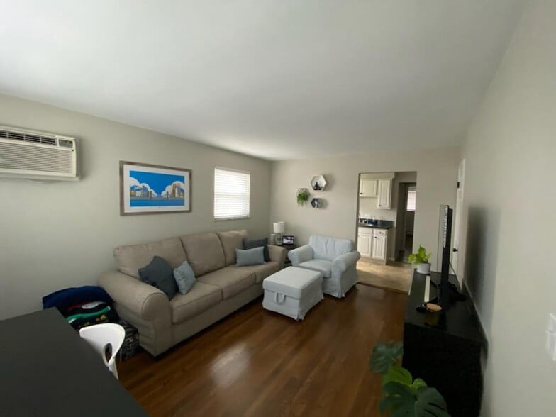 hardwood floors - 1209 Paxton Ave