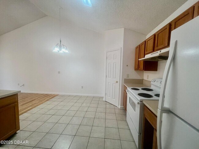 Building Photo - 11 Plainview Dr