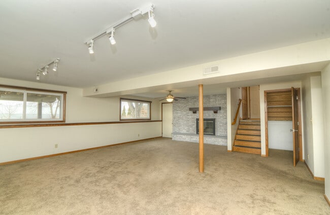 Building Photo - 1070 Center Dr