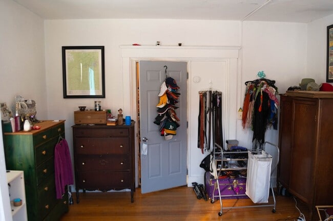 Building Photo - Huge sunny vintage 4bedroom apartment