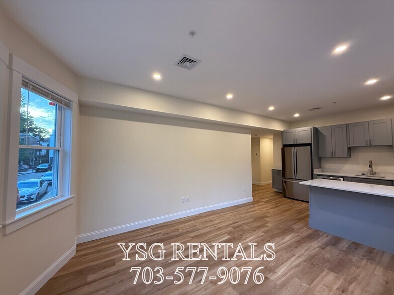 Building Photo - 14 Dorr St