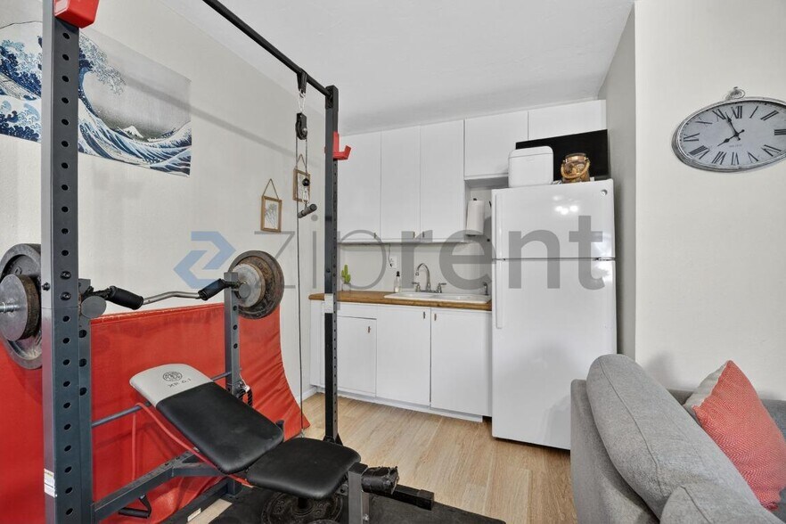 Building Photo - Unit