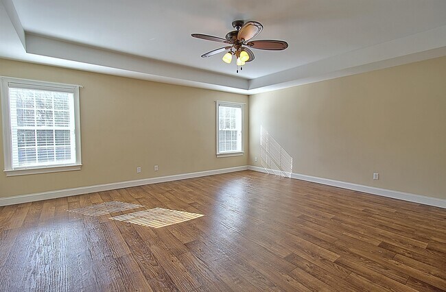 Building Photo - 41 E Clay St