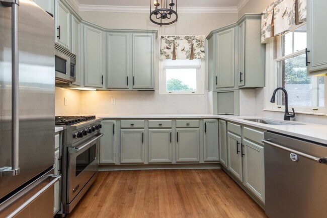 Building Photo - Gorgeous Riverfront home in Harbor Town