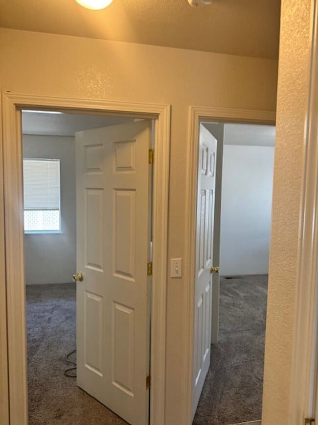 Building Photo - CLEAN SINGLE LEVEL 2 BEDROOM HOME/ WITH DE...