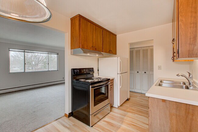 Building Photo - 1890 Lexington Ave N