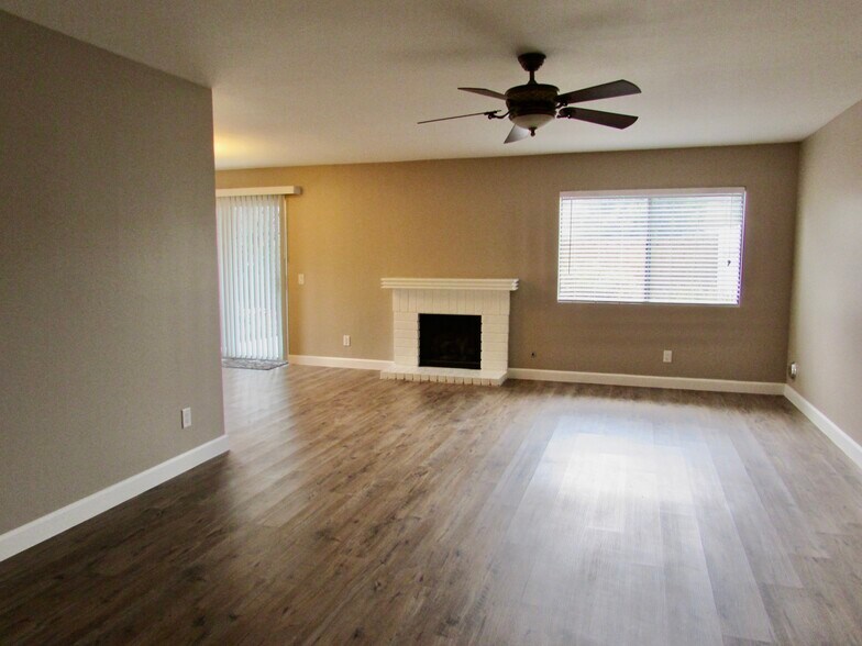 Building Photo - 15916 Rosehaven Ln