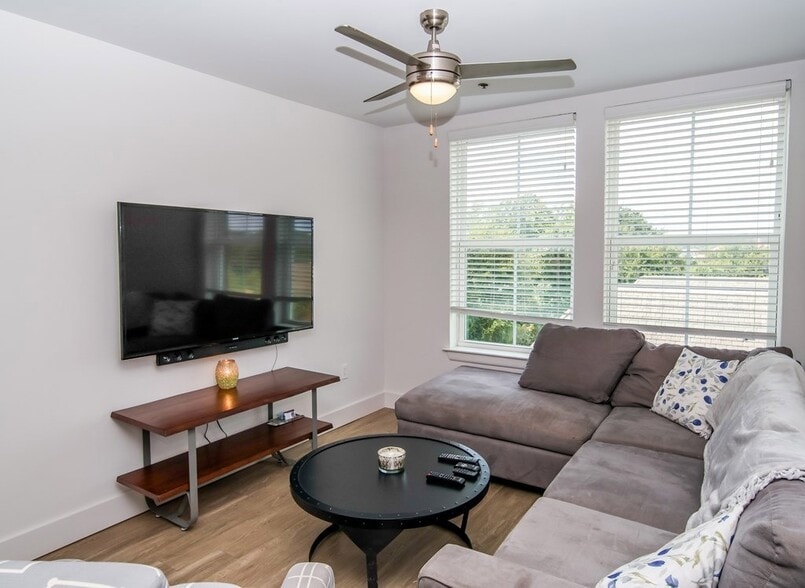 Building Photo - 514 Jackson Ave E