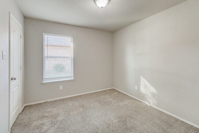 Building Photo - 903 Grouse Rd