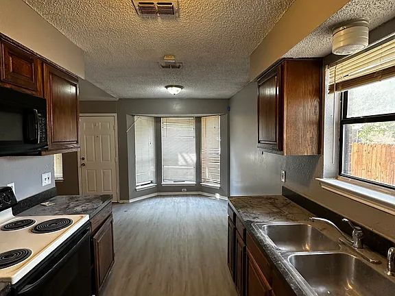 Building Photo - "Charming 3-Bedroom Haven with 2 Full Baths in Everman, TX - 1398 Sq Ft of Comfort!"