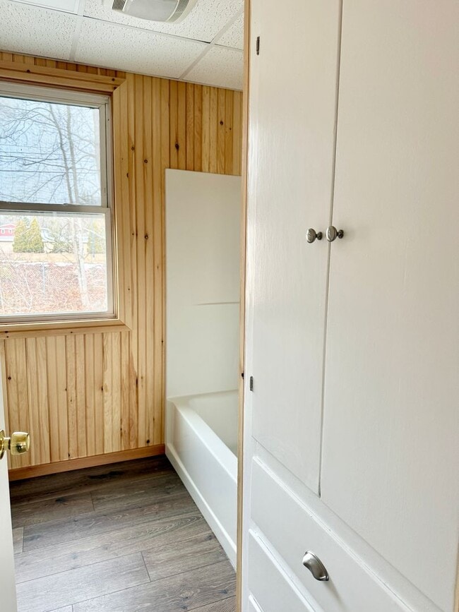 Building Photo - Well maintained inside and out