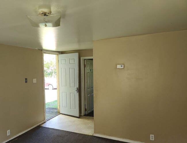 Building Photo - Cozy and Pet-Friendly Home in Muncie!